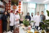 Lãnh đạo, BCH Công đoàn Công đoàn bệnh viện trao quà động viên cho đoàn viên