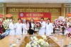 Hai mẹ con tặng hoa chúc mừng và cảm ơn các y bác sĩ bệnh viện Nhi Thái Bình nhân ngày Thầy thuốc Việt Nam
