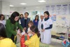 Đ/c Nguyễn Thị Lĩnh, Tỉnh ủy viên, Phó chủ tịch UBND tỉnh trao quà cho bệnh nhân nặng, khó khăn nhân dịp Tết Nguyên đán Mậu Tuất 2018