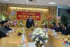 Đồng chí Nguyễn Hồng Diên, Ủy viên Trung ương Đảng, Phó Bí thư Tỉnh ủy, Chủ tịch UBND Tỉnh tặng hoa chúc mừng Bệnh viện Nhi Thái Bình nhân ngày Thầy thuốc Việt Nam