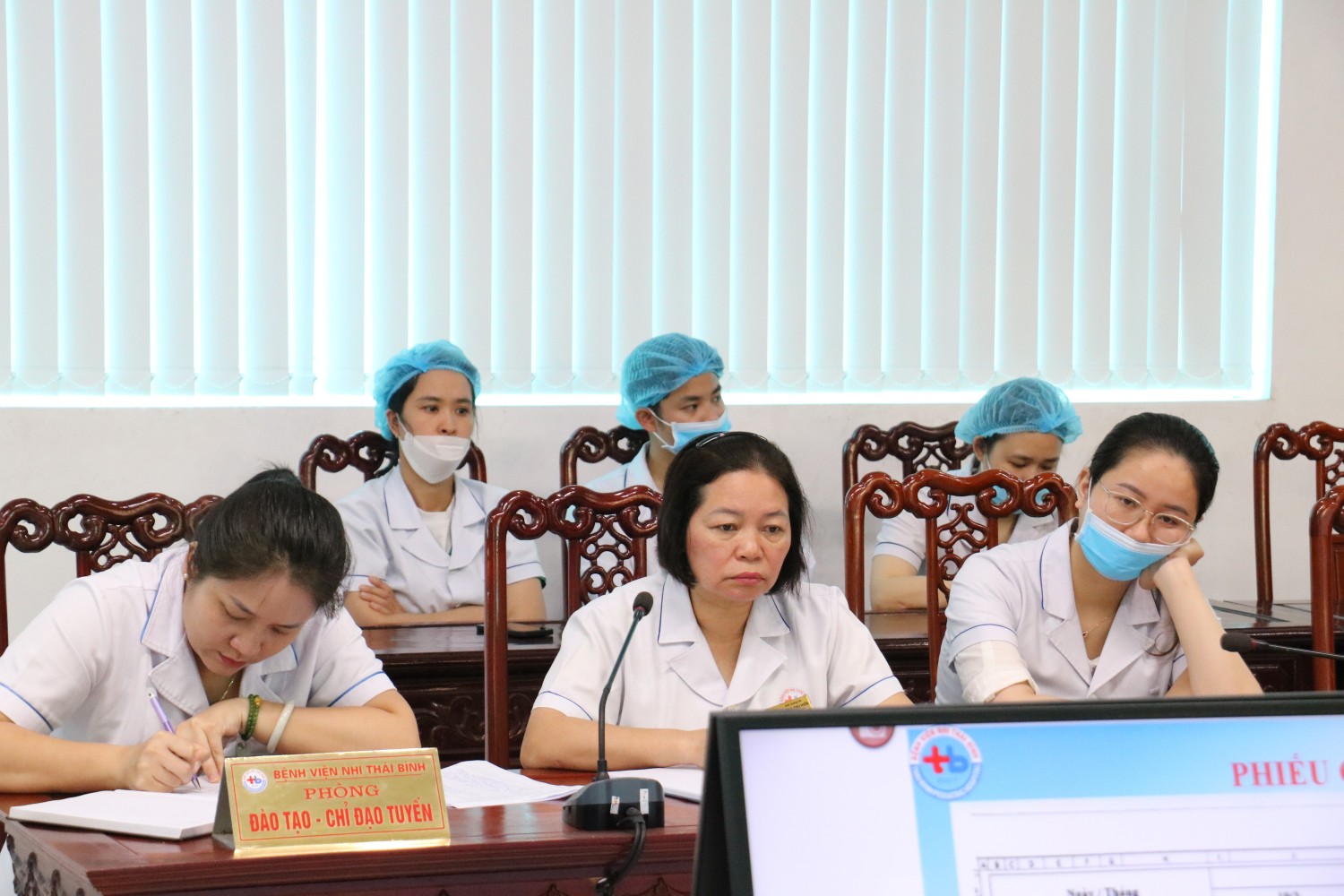 Trưởng phòng Điều dưỡng, ĐDCKI Trần Thị Thu Hiền phát biểu tại buổi sinh hoạt khoa học