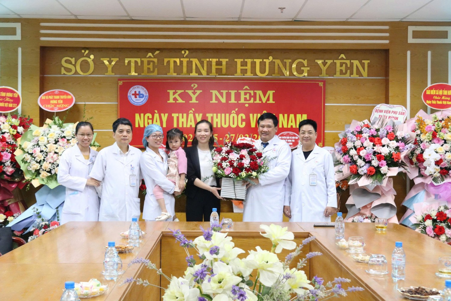 Hai mẹ con tặng hoa chúc mừng và cảm ơn các y bác sĩ bệnh viện Nhi Thái Bình nhân ngày Thầy thuốc Việt Nam