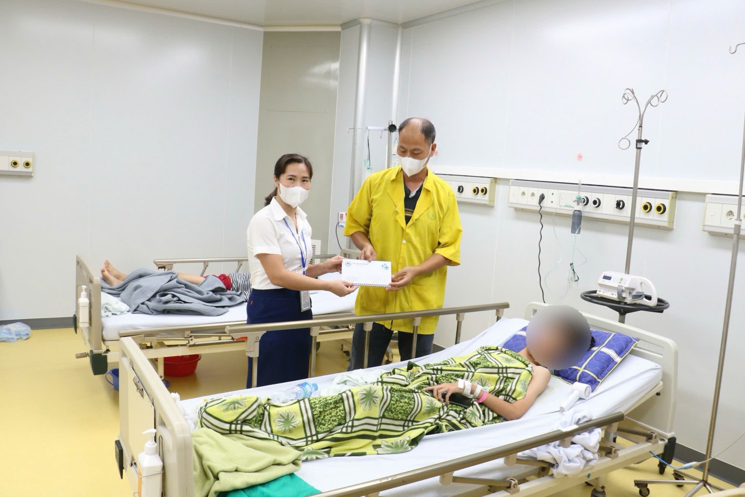 Trưởng phòng Công tác xã hội trao kinh phí hỗ trợ cho các gia đình có con phẫu thuật lõm ngực bẩm sinh