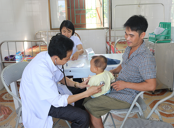 Khám bệnh, cấp phát thuốc cho trẻ em tại xã Vũ Thắng huyện Kiến Xương
