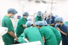 Lần đầu tiên phẫu thuật nội soi lấy máu tụ, bơm rửa não thất cho trẻ sinh non 28 tuần.